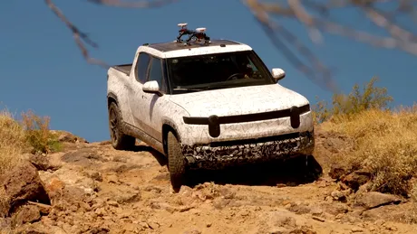 Pick-up-ul electric Rivian R1T primește botezul deșertului - VIDEO