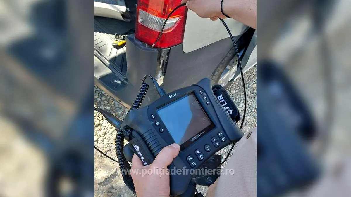 Peste 343.000 de euro, descoperiți într-un microbuz. Unde îi ascunsese șoferul?