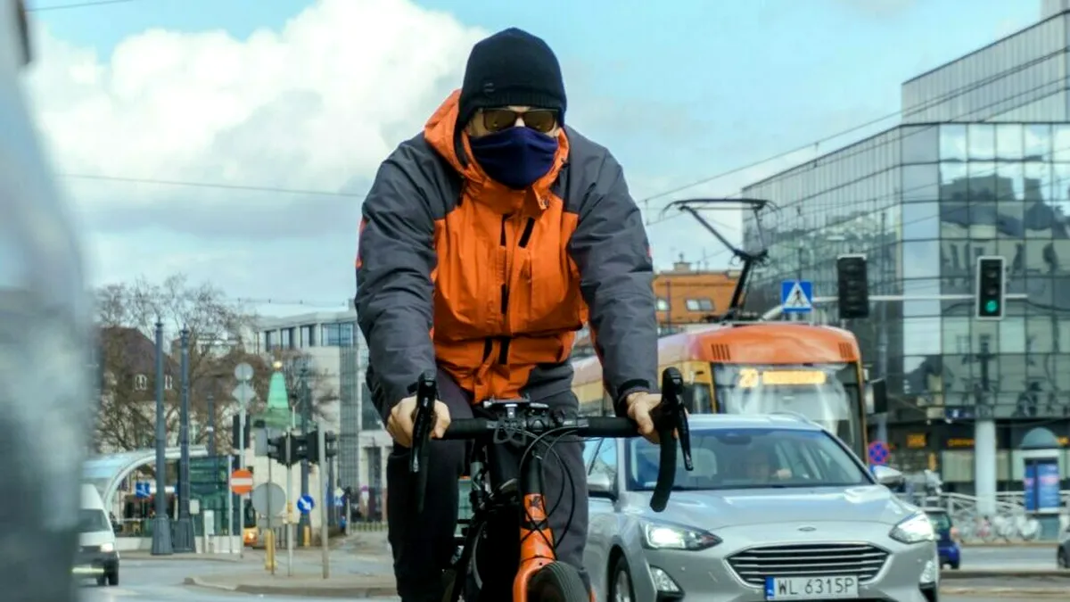 2024: Se interzice depășirea bicicliștilor și a celor care merg pe trotinetă. Șoferii pot rămâne fără permis