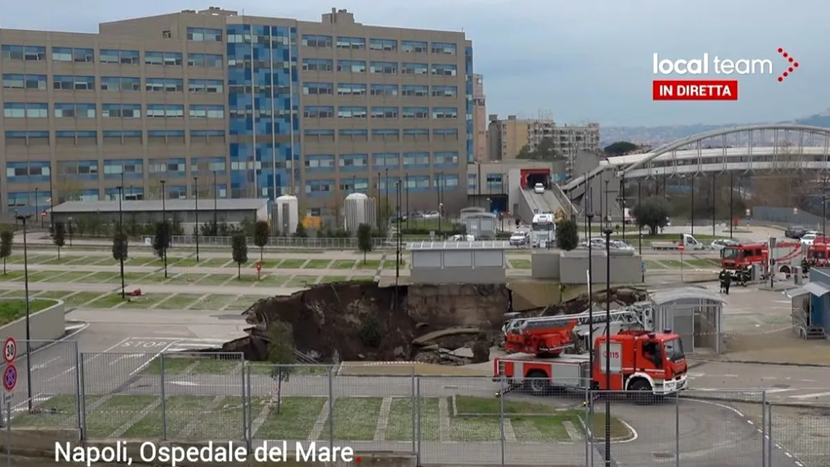Mai multe mașini înghițite de un crater la Napoli. VIDEO