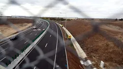 România tocmai a inaugurat o bucată de autostradă care nu poate fi folosită. Se termină în mijlocul câmpului