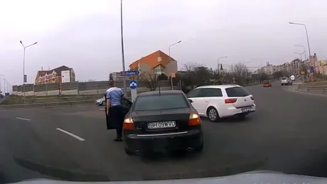 Șofer amendat după ce a fost la un pas să lovească mașina unui polițist într-un sens giratoriu. Cine are dreptate? VIDEO