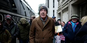 Jeremy Clarkson a dezvăluit că suferă de o formă agresivă de cancer. Vedeta britanică, filmată pe un pat de spital 