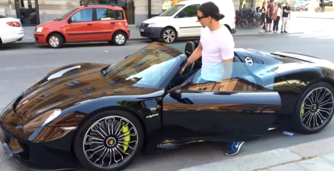 VIDEO: Zlatan Ibrahimovic îşi etalează noul Porsche 918