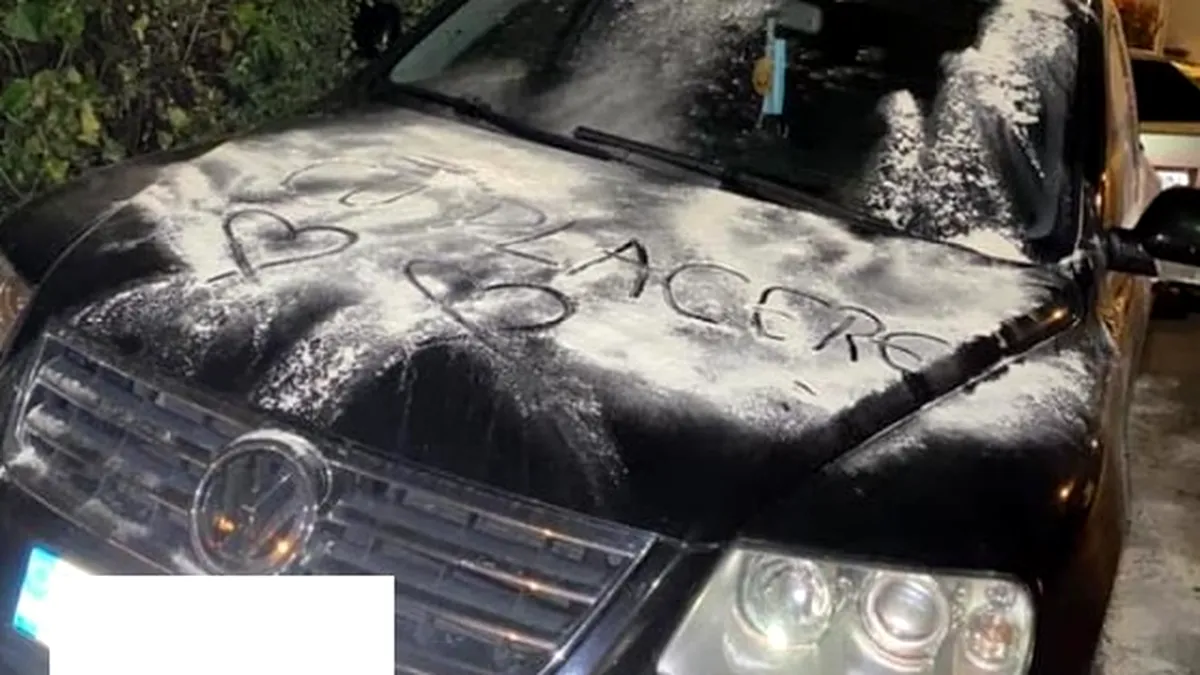 Un șofer s-a trezit cu mașina vandalizată în parcare: „Coboară puțin ca trebuie să o deszăpezești” -  FOTO