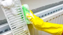 De ce unele suprafețe atrag praful și cum poți reduce depunerile din casă
