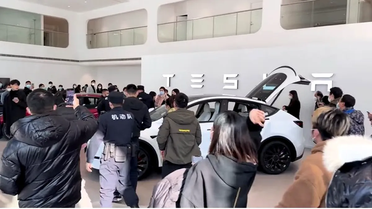 Proprietarii de Tesla din China protestează. Au cumpărat mașini mai scumpe - VIDEO