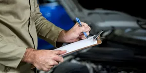UE vrea să schimbe regulile pentru ITP: verificări mai flexibile, dar controale mai stricte la emisii și siguranță. Ce se întâmplă cu mașinile mai vechi de 10 ani?