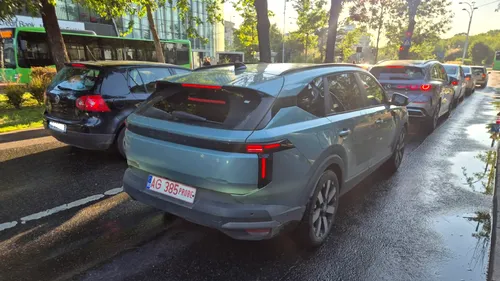 Dacia Striker, în probe pe străzile din București. Cum au reacționat oamenii când au văzut cel mai nou model Dacia