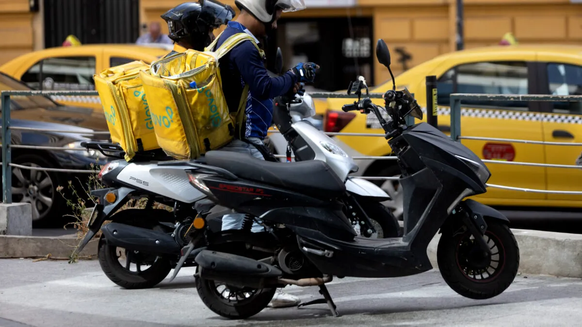 Cât câștigă, de fapt, un livrator de mâncare pakistanez în 2026: „Chiar perfect aș putea spune”