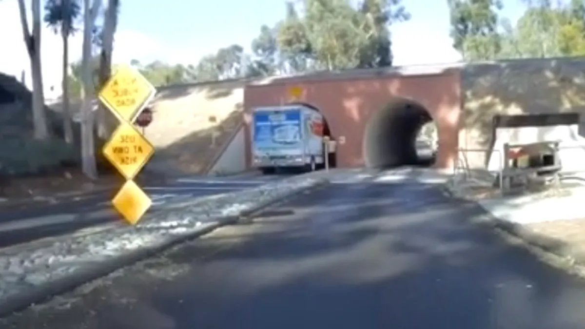 Ce se întâmplă când un camion pătrat încearcă să treacă printr-un tunel rotund?