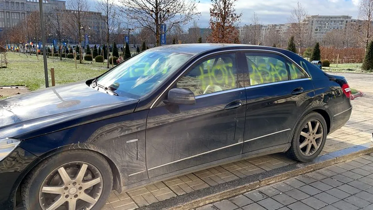 Mașini vandalizate în curtea Parlamentului de protestatari. Ce modele au fost avariate 