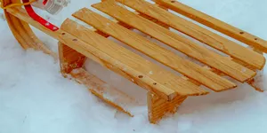 Harghita: Tractarea unei sănii cu 6 oameni pe ea de către un automobil a dus la decesul unui bărbat