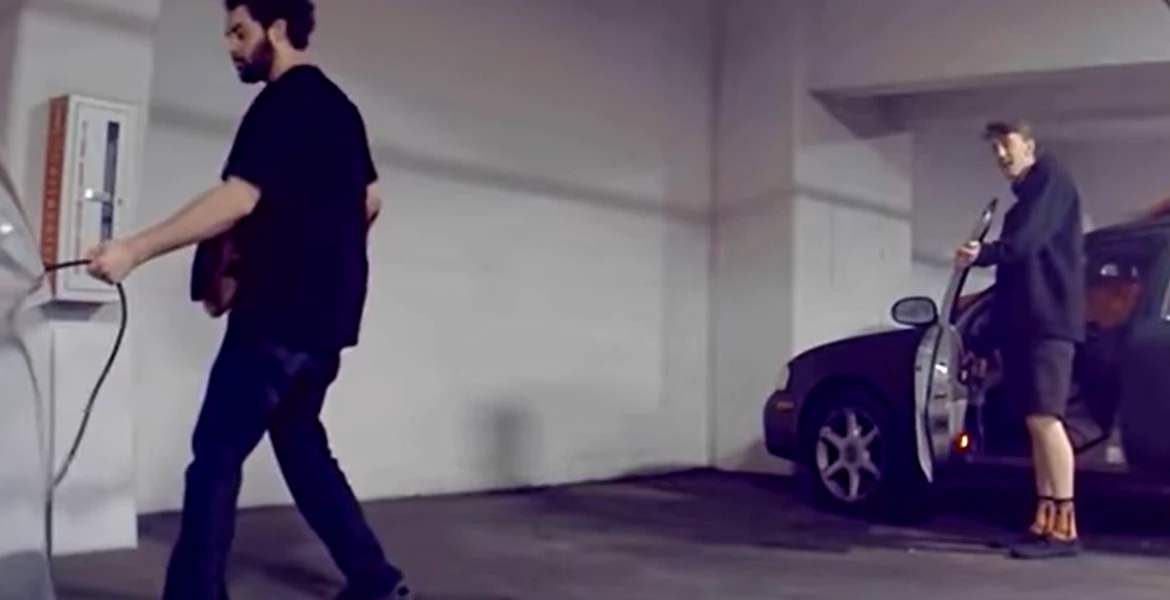 Doi cretini se întâlnesc cu o mașină Tesla în parcare și încearcă să o vandalizeze. Ce nu știu ei este că mașina îi filmează – VIDEO