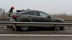 Incident neobișnuit pe Autostrada A1: mașină desprinsă de pe platformă, blocată între glisiere