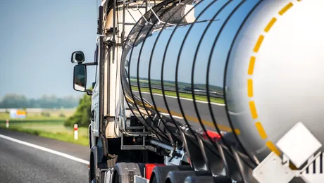 <span class='prepend'>Foto |</span> Cozi kilometrice de autocisterne la Năvodari. Rafinăria Petromidia, sufocată de solicitări de carburanți