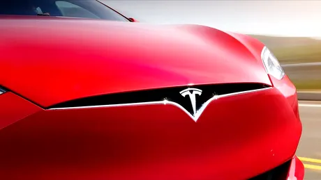 O refugiată ucraineană a rămas în pană cu un Tesla Model S în Sibiu. Cine a ajutat-o?
