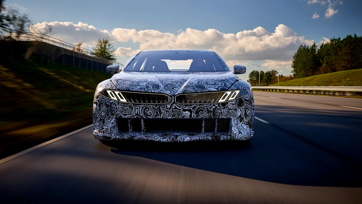 Viitorul BMW M3 își etalează aripile evazate într-un nou set de fotografii spion