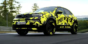 Opel a publicat noi imagini cu Mokka GSE, versiunea de performanță a crossover-ului electric – VIDEO