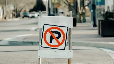 E legal să montezi semne precum „Parcarea interzisă”, „Nu parcați” sau „Loc rezervat”? Ce spune legea