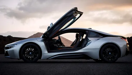 Cum a reușit o chelnăriță din SUA să cumpere în 8 zile 7 mașini de lux și 3 motociclete cu o simplă declarație