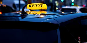 Taxi fără licență, surprins operând la aeroporturile din Capitală. Cum arată un taxi-fantomă – FOTO