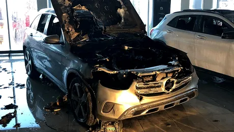Un Mercedes-Benz GLC a luat foc în vitrina unui dealer auto