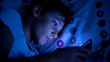 Copiii care intră pe rețelele sociale la 11-12 ani obțin rezultate mai slabe la școală