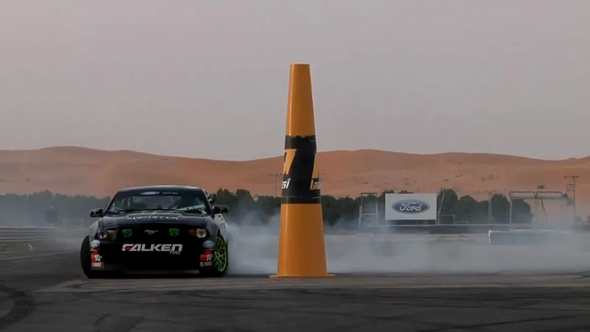 VIDEO: Cursuri de drift cu Vaughn Gittin Jr într-un Ford Mustang