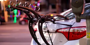 Ai voie să montezi suport de bicicletă pe haion sau cârlig? Reguli, omologare și amenzi în 2025