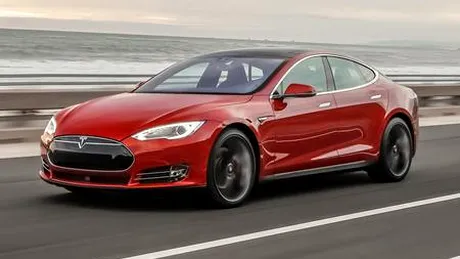 Şofer de Tesla, devenit erou după ce a salvat un om. Compania americană va suporta reparaţiile maşinii