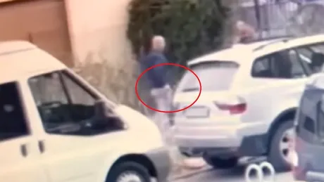 Un şofer a scos cuţitul la un trecător care i-a atras atenţia că a lovit o maşină în timp ce parca - VIDEO