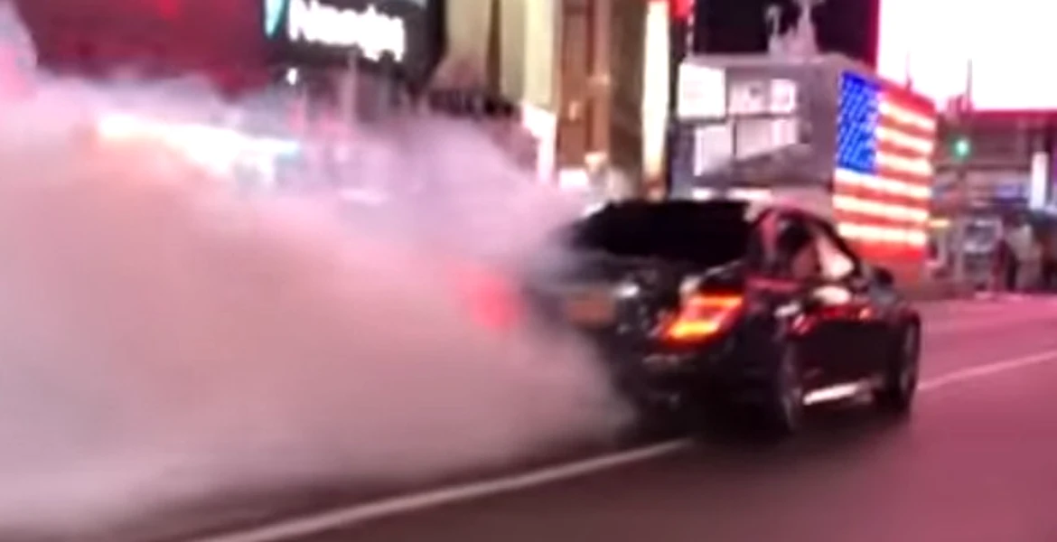 Un Mercedes-Benz C63 AMG de 481 CP face show în Times Square – VIDEO