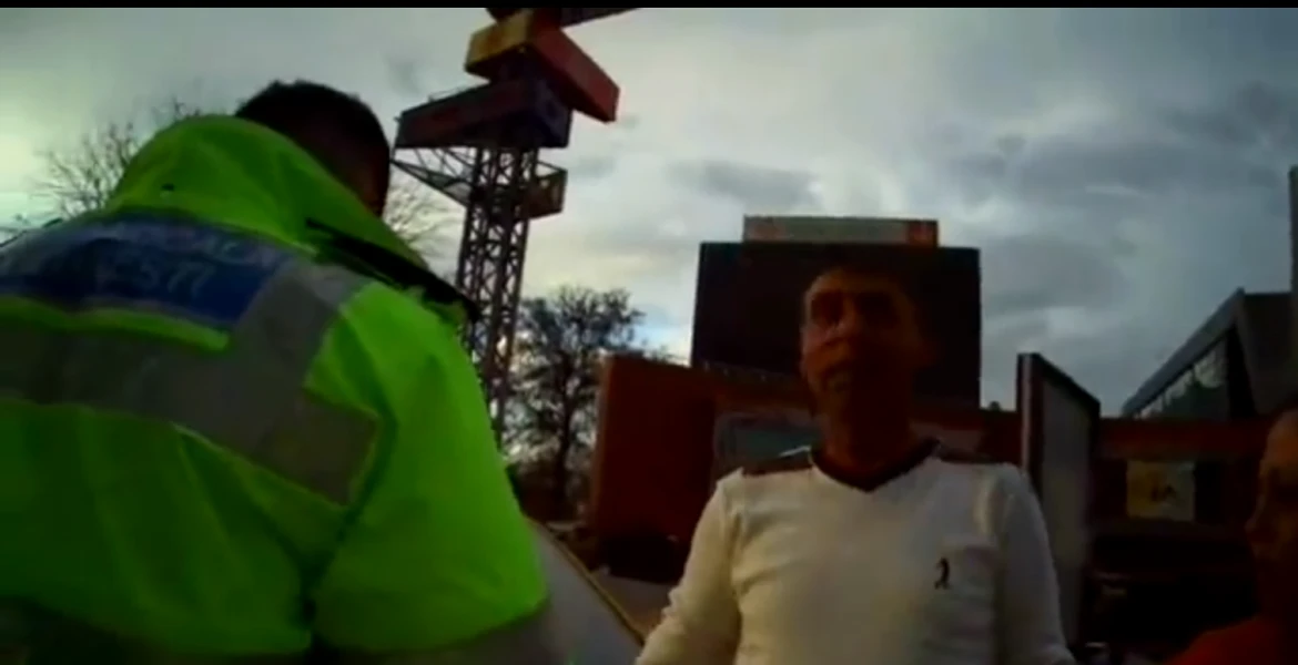 Un taximetrist reacţionează barbar când e luat la mărunte (VIDEO)