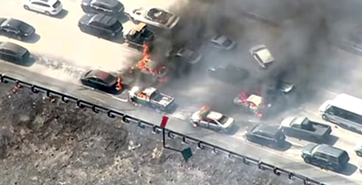 Un incendiu de vegetaţie s-a extins pe o autostradă, în SUA. Zeci de vehicule au ars