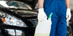 Un produs chimic de curățare vechi de un secol, asociat cu o creștere de 500% a riscului de a dezvolta boala Parkinson. E folosit intens în sectorul auto