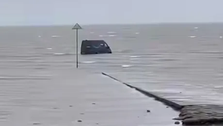 Video / Curier Amazon, ghidat de GPS direct în mare