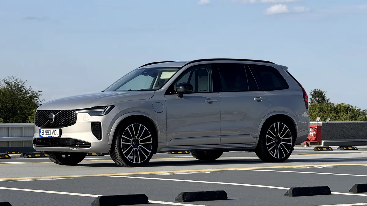 Volvo XC90 rămâne unul dintre principalii jucători în segmentul SUV-urilor de clasă mare. Principalele schimbări aduse de facelift rafinează modelul suedez