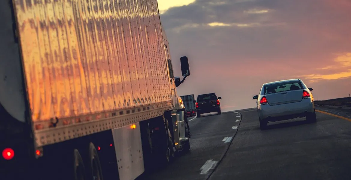 După câți metri poți reintra pe bandă dacă faci o devansare pe autostradă. Cine e obligat să frâneze?