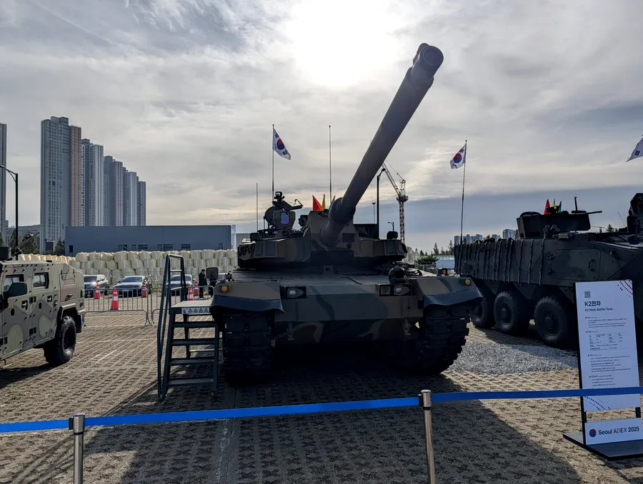 tancul k2 la un targ militar