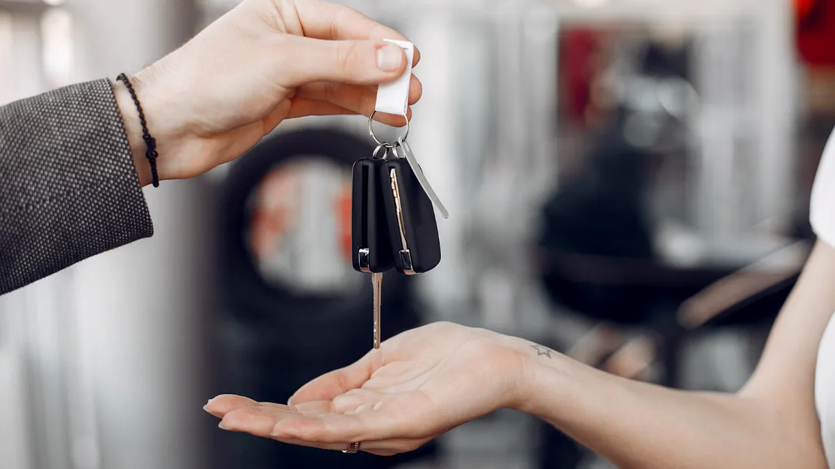 Doi tineri din Sibiu au creat prima platformă auto anti-samsari: Cum funcționează site-ul care obligă vânzătorii să arate istoricul mașinii