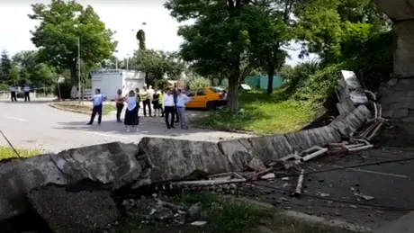O bucată de câteva tone a unui pod aflat la ieşirea din Buzău s-a prăbuşit - VIDEO