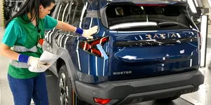 Înmatriculările de mașini noi cresc în Europa, dar România merge în direcția opusă. Dacia pierde aproape 10% din vânzări