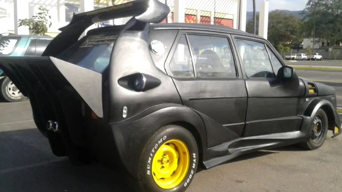 Tuning pe VW Golf dus la extrem - un fel de... Batmobil mexican?