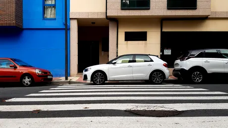 Ce a pățit un șofer din București care a parcat pe trecerea de pietoni?