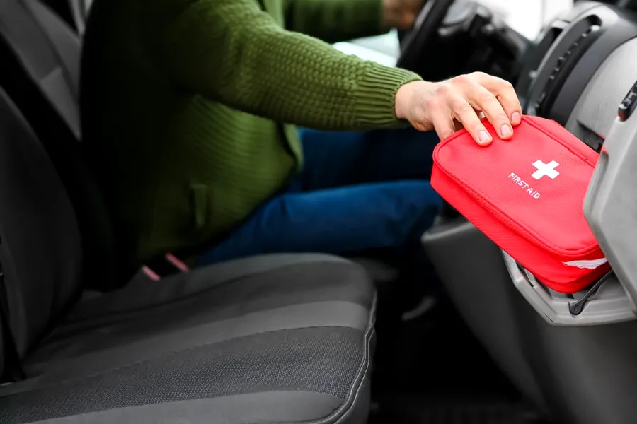 Un șofer care are diabet e obligat să aibă cât mai aproape o trusă de prim ajutor, în caz că are o criză glicemică la volan (Sursa foto: elements.envato.com) 
