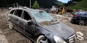 Asigurarea RCA acoperă pagubele în caz de inundație? Ce pot face locuitorii din Broșteni dupa ce apa le-a luat masinile
