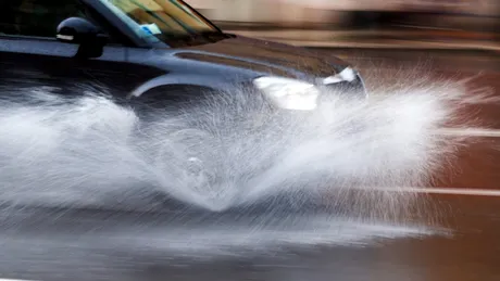 Șoferii fac zilnic aceste greșeli când circulă în condiții de ploaie