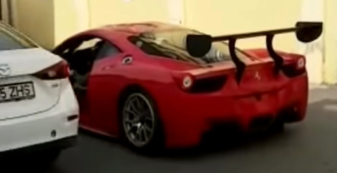 Un supercar Ferrari rămâne fără uşă în Bucureşti – VIDEO