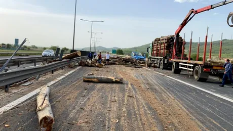 Un camion cu lemne a pierdut încărcătura. Circulație blocată pe autostrada Sibiu - Orăștie
